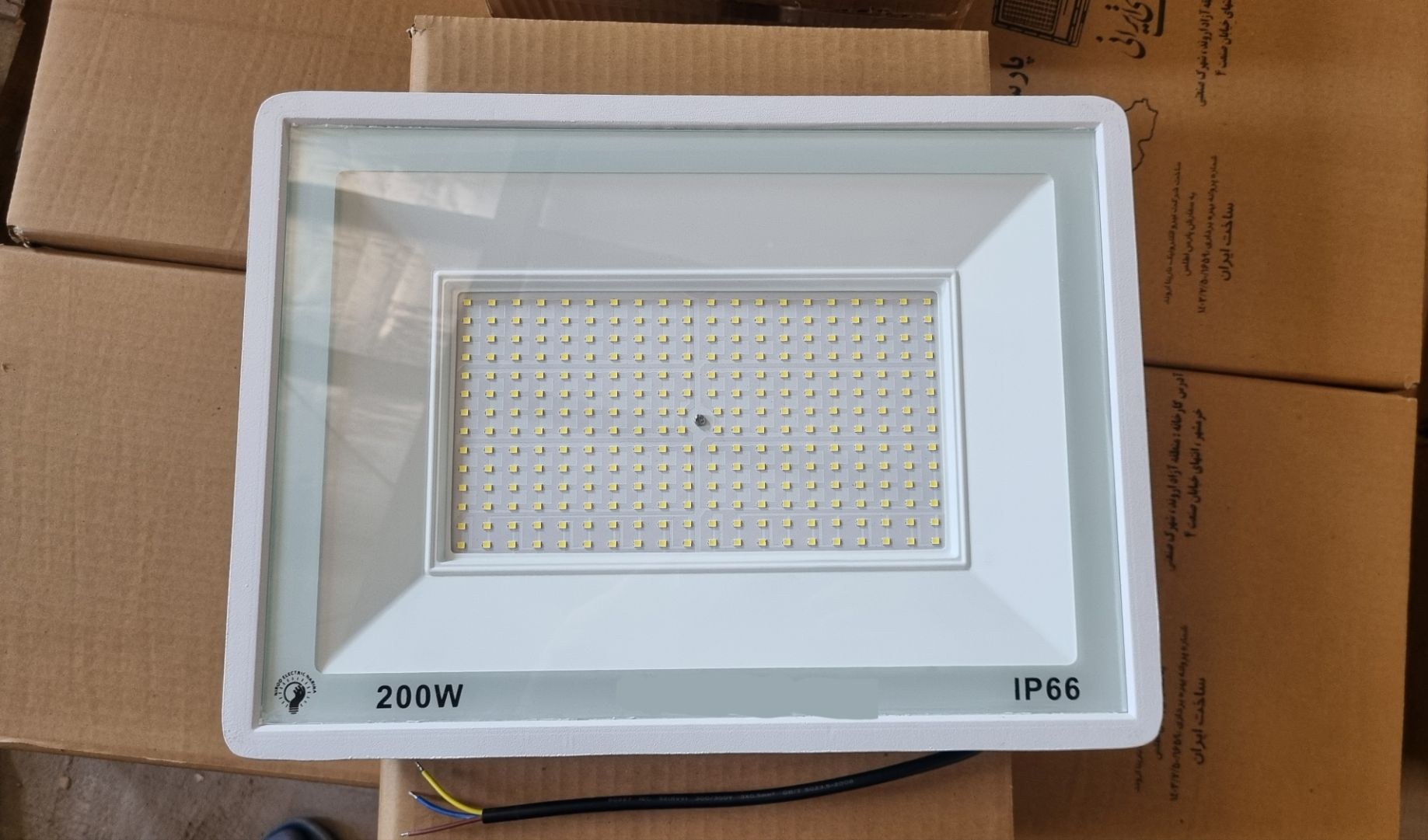پرژکتور 200 وات SMD بدنه آلومینیوم یکسال نیرو (پس کرایه)