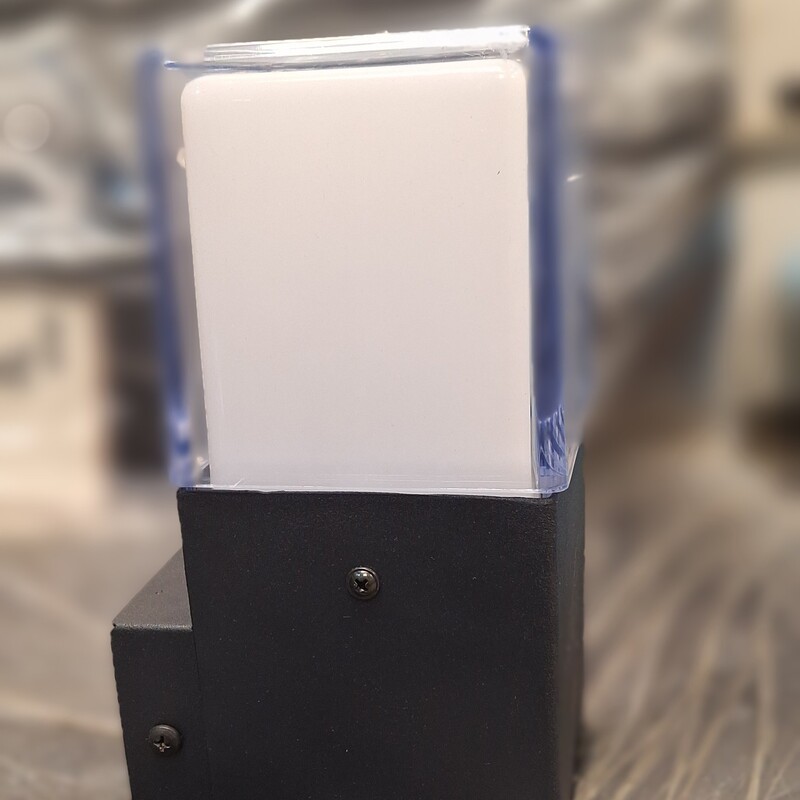 چراغ دیواری محوطه مدل روشا بدنه abs (پس کرایه)
