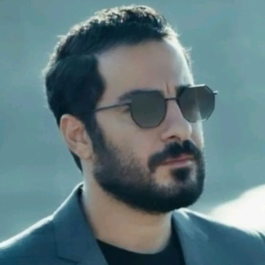 عینک آفتابی پلیس مدل چند ضلعی UV400 زنانه و مردانه فریم فلز و کائوچو رنگ مشکی طلایی